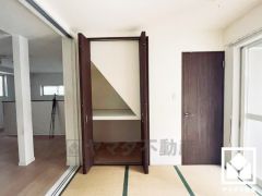 空間を無駄なく活用、階段下の賢い収納。1階和室はリビングに隣接しており、一体利用も可能です。