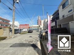 前面道路幅員約6.0mとゆったりとした広さがあるのでファミリーカー等の車の出入れも楽にできます。