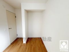 オープンクローゼットでおしゃれな「見せる」収納も可能です。扉がないため物の出し入れがしやすく、通気性が良いのもメリット。