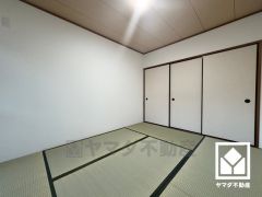 約6帖の和室です。畳の香りに包まれる、心落ち着く和の空間。忙しい日常の中で、ほっと一息つける癒しの住まい。