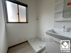 小さなお子様のお風呂上りもこのスペースがあればゆったりとして頂けます。室内洗濯機置場がございますので、天候に左右されず洗濯していただけます。