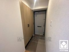 シューズクローゼット付きで、家族の靴もしっかり収納。玄関がいつも片付き、気持ちよくお客様を迎えられます。