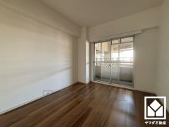 約6.1帖の洋室です。全室バルコニーに繋がるお部屋となっております。風通しが良く、明るい陽光がたっぷり差し込む心地よい生活空間です。