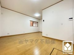 心地よい空間が広がるリビングで、家族みんなが快適に過ごせる時間を提供。