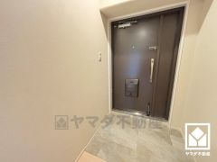 玄関ドアは防犯性の高いダブルロックドアです。