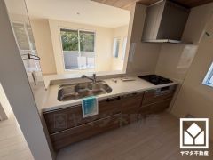 カウンターキッチンなので配膳や片付けがしやすく、お料理中でもお子様の様子が分かって安心です。家族のごはん作りがはかどる、同時調理ができる3口コンロ付き。