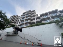 洗練された外観デザインが、住まう誇りを演出。街並みに馴染みながらも、ひときわ目を引く存在感。