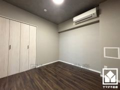 約4.5帖の洋室です。お子様のお部屋などにも丁度良い広さです。全居室エアコン付きとなっておりますので、お引越し直後から快適にお過ごしいただけます。
