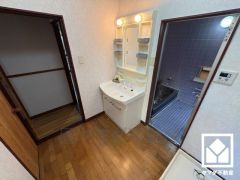 小さなお子様のお風呂上りもこのスペースがあればゆったりとして頂けます。室内洗濯機置場がございますので、天候に左右されず洗濯していただけます。