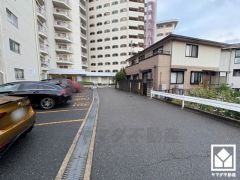 敷地内に駐車場を完備。重い荷物や雨の日の移動もスムーズで、快適なカーライフを実現。