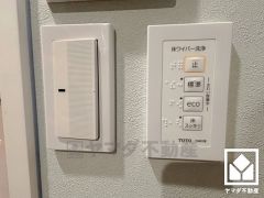 TOTOの「床ワイパー洗浄」搭載。入浴後にボタン一つで浴室の床全体を自動で洗い流して「きれい除菌水」で仕上げることで、カビやピンク汚れの発生を抑制し、清潔な床を保てます。