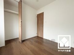 約4.5帖の東側洋室です。お子様のお部屋などにも丁度良い広さです。