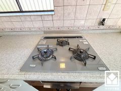 家族のごはん作りがはかどる。同時調理ができる3口コンロ付き。
