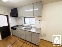 キッチンは空間を有効活用できる壁付けタイプ。キッチン横には勝手口があり、ゴミ出し便利です。令和7年2月ガスコンロ交換済。