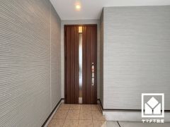 シンプルで洗練された玄関デザイン。帰るたびにホッとできる、心地よい住まいの入り口。