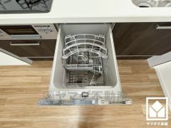 毎日の家事の負担を軽減でき、水道代の節約にもなる食器洗乾燥機付き。