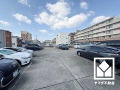 現在、駐車場に空きがございます。空き状況は変動いたしますので、詳細は弊社スタッフまでお気軽にお問い合わせください。