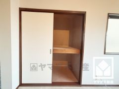 収納の扉が引き戸なので、家具の配置がしやすいです。