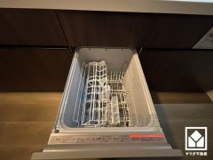 毎日の家事の負担を軽減でき、水道代の節約にもなる食器洗乾燥機付き。