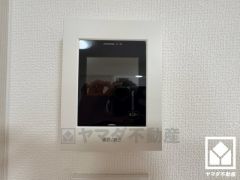 突然の来訪時でも安心なモニター付きインターホンを完備。お留守番中のお子様でも簡単に来訪者の確認ができます。