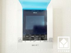 突然の来訪時でも安心なモニター付きインターホンを完備。お留守番中のお子様でも簡単に来訪者の確認ができます。