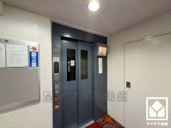 スムーズな移動を叶えるエレベーター。忙しい朝も快適に、ストレスフリーな暮らしをサポート。防犯カメラも設置されておりセキュリティに配慮されています。