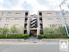 重厚感のあるファサードが、洗練された暮らしを予感させる。品格あるデザインが魅力のマンション。