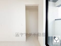 収納力豊富なウォークインクローゼット付き。お洋服はもちろん、スーツケースなどの大物もしっかり収納できます。