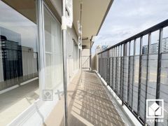南向きバルコニーで陽当たり、風通し良好。広々としているため、お洗濯物をたっぷりと干す事ができます。