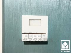 浴室暖房乾燥機付き。真冬の寒い浴室を暖かく、また雨の日の洗濯物の乾燥にと多用途に活躍する機能です。