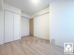 約5.5帖の洋室です。お子様のお部屋などにも丁度良い広さです。