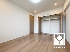 約6.6帖の洋室です。全居室に収納がございますので、お部屋の広さを最大限に活用できます。