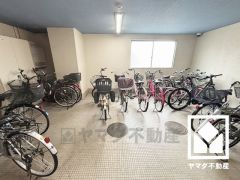 屋内駐輪場なので、雨や風、直射日光から自転車を守ることができます。