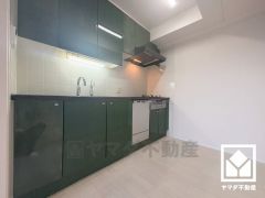 キッチンは空間を有効活用できる壁付けタイプ。毎日の料理がもっとスムーズになる、便利な3口コンロ付き。