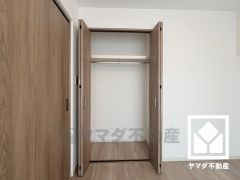 新たに家具を買わなくても良いので、ハンガーパイプ付きのクローゼットは嬉しいですね。