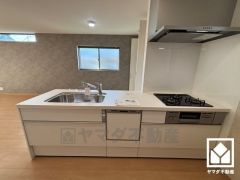 カウンターキッチンなので配膳や片付けがしやすく、お料理中でもお子様の様子が分かって安心です。