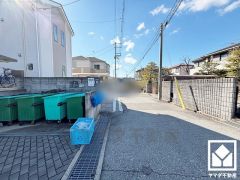 敷地東側には小川が流れる、緑に囲まれた閑静な景観です。穏やかな環境で四季折々の自然を感じながらお過ごしいただけます。