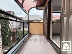 南西向きバルコニーで陽当たり、風通し良好。たっぷりの洗濯物も気持ちよく乾きます。屋根付きなので急な雨の日も安心ですね。