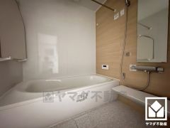 1日の疲れを癒す浴室でゆったりリフレッシュ。ナチュラルな木目調のアクセントパネルは落ち着いた雰囲気を演出してくれます。