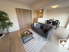 広々17帖のLDKが魅力。家族全員がリラックスできる、ゆったりとした快適リビングで温かい団らんの時間を。