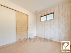 たっぷり収納できる約4.7帖のサービスルーム付きだから、家の中をもっとスッキリ。季節の荷物や趣味の道具もしっかり収納。