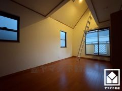 バルコニーにつながるお部屋で、通風・陽当たり良好。ロフト部分は勾配天井になっており、開放感があります。