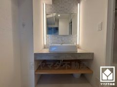 下部に棚がありスッキリお使い頂ける洗面台です。洗練されたデザインと機能性が融合し、毎日の身支度が特別なひとときに。