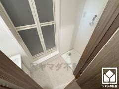 室内洗濯機置場がございますので、天候に左右されず洗濯していただけます。