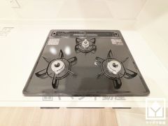 毎日の料理がもっとスムーズに。便利な3口コンロ付きキッチン。