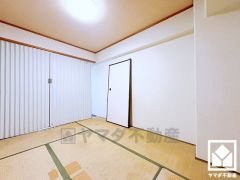 約6帖の北側洋室です。畳の香りに包まれる、心落ち着く和の空間。忙しい日常の中で、ほっと一息つける癒しの住まい。