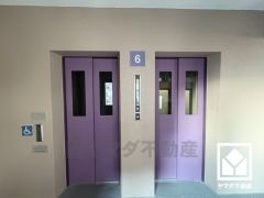 2基のエレベーターを設置し、待ち時間を短縮。快適な住まいへのアクセスをスムーズに。防犯カメラが設置されておりセキュリティにも配慮されています。