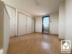 5階洋室です。バルコニーにつながるお部屋で、通風・陽当たり良好。