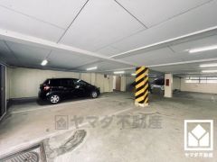 屋内に保管しておけるので、愛車へのダメージが少ない地下駐車場を完備。全て分譲駐車場ですが、所有者、管理者が募集するケースがあります。最新状況は弊社スタッフまでお気軽にお問い合わせ下さい。
