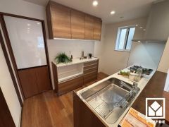 カウンターキッチンなので配膳や片付けがしやすく、お料理中でもお子様の様子が分かって安心です。キッチン横には窓がございますので、昼間は手元が明るく、お料理がはかどります。